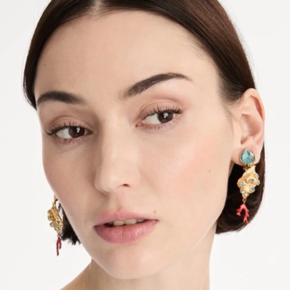Oscar de la Renta • Mixed Shell Mismatched Clip-on Drop Earrings